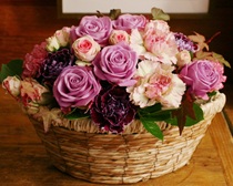 	パープルローズの絵画のようなアレンジメント（花器付）