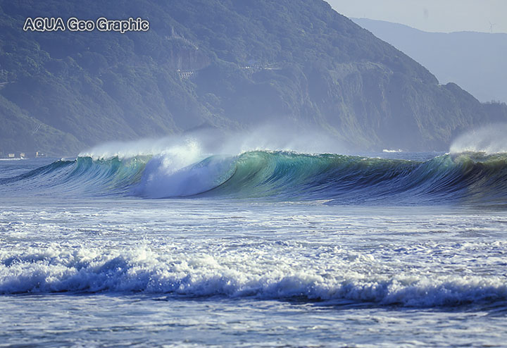 台風接近中の伊豆白浜 白浜大浜海岸