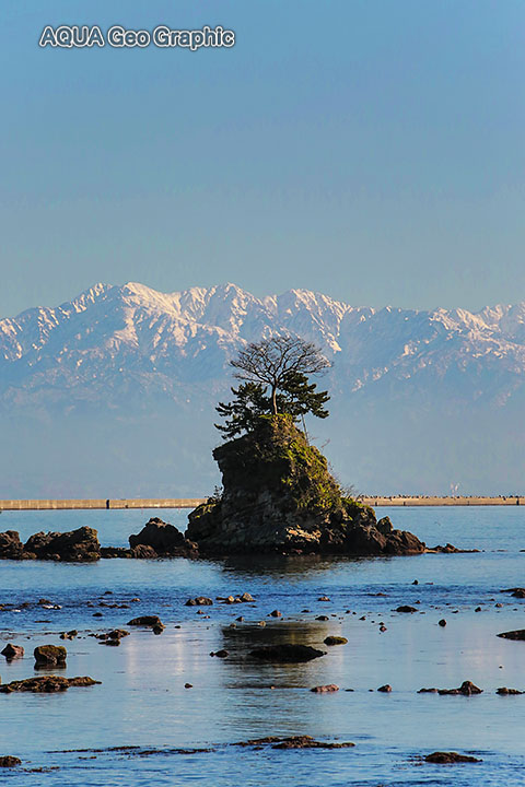 雨晴海岸 富山湾 立山連峰 女岩
