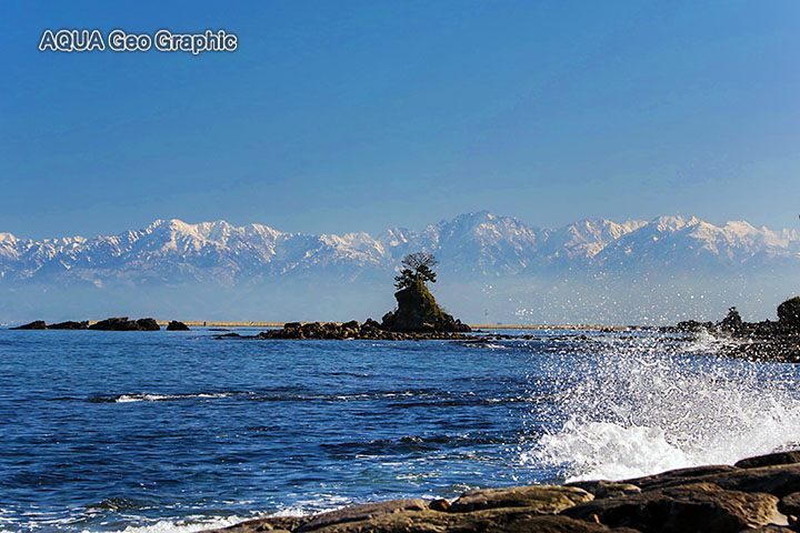 雨晴海岸 富山湾 立山連峰 女岩