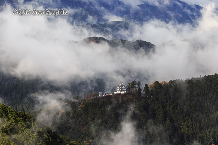 天空の城「郡上八幡城」