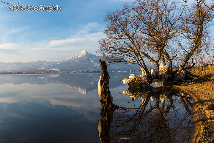 猪苗代湖 しぶき氷　雪景色　会津磐梯山 水鏡 鏡面絶景