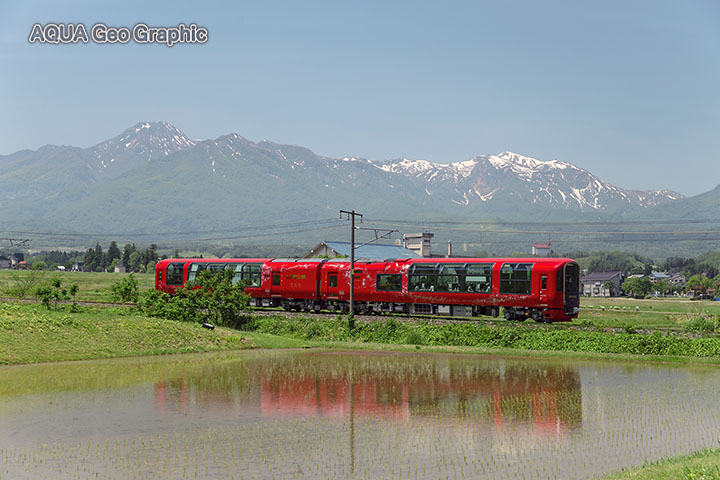 えちごトキめき鉄道の「えちごトキめきリゾート雪月花」　残雪の妙高連峰