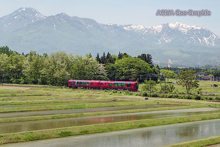 えちごトキめき鉄道の「えちごトキめきリゾート雪月花」　残雪の妙高連峰