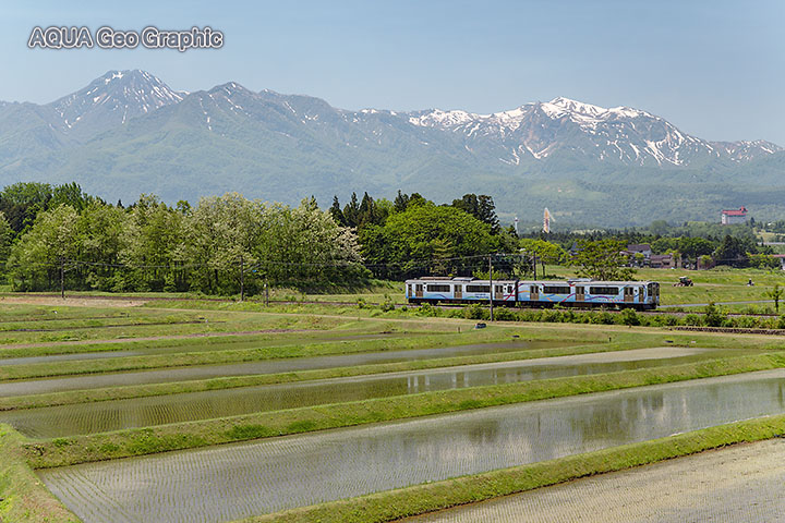 えちごトキめき鉄道　残雪の妙高連峰