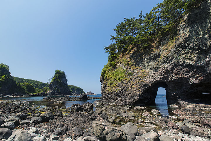 能登半島　能登金剛　巌門と鷹の巣岩