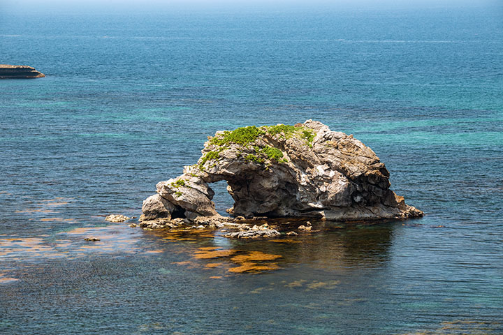 能登半島　能登金剛　弁慶の二太刀岩