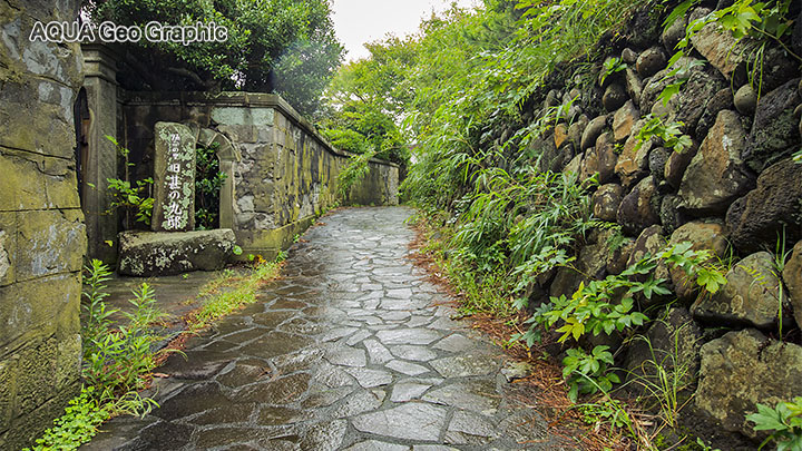 伊豆大島 観光スポット　撮影ポイント　「旧甚の丸邸」横の石畳の道