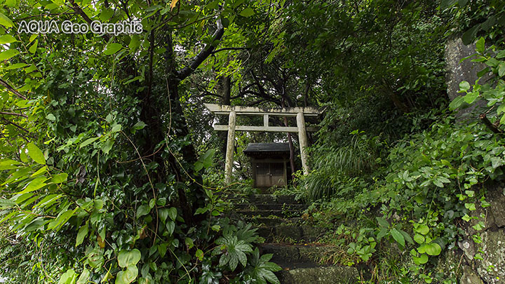 伊豆大島 観光スポット　撮影ポイント　波浮港の町並み　踊り子坂の途中にある神社