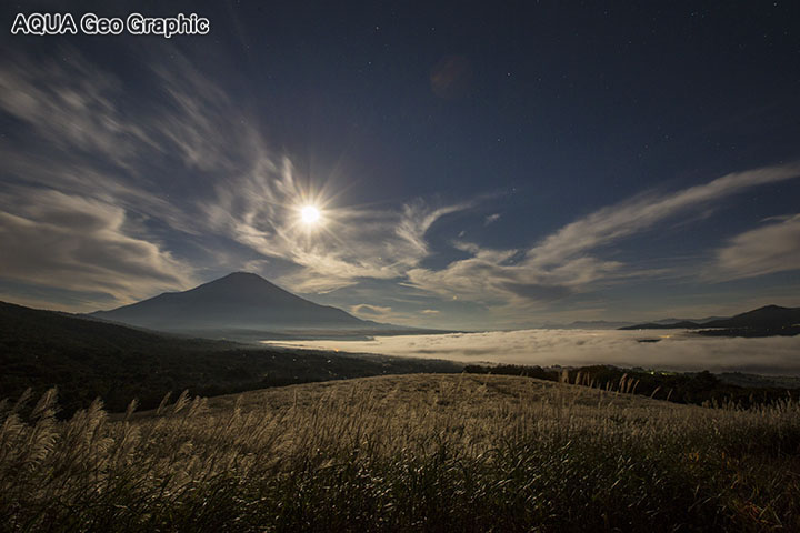 雲海に覆われた山中湖と富士山 パノラマ台 月光富士