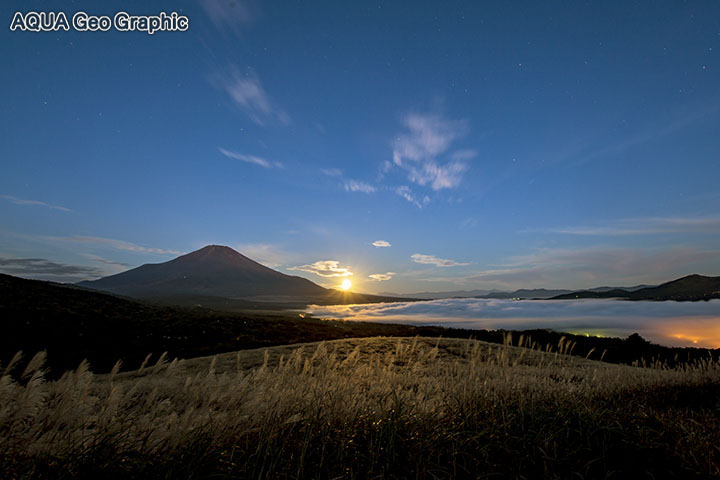 雲海に覆われた山中湖と富士山 パノラマ台 月光富士　月の入り