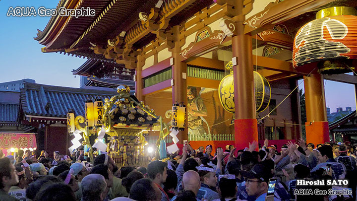 浅草の三社祭（浅草神社例大祭） 宵宮 東京夜景