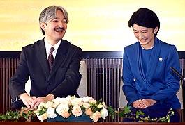 紀子さまと記者会見にのぞむ秋篠宮さま＝東京・元赤坂の秋篠宮邸で、代表撮影