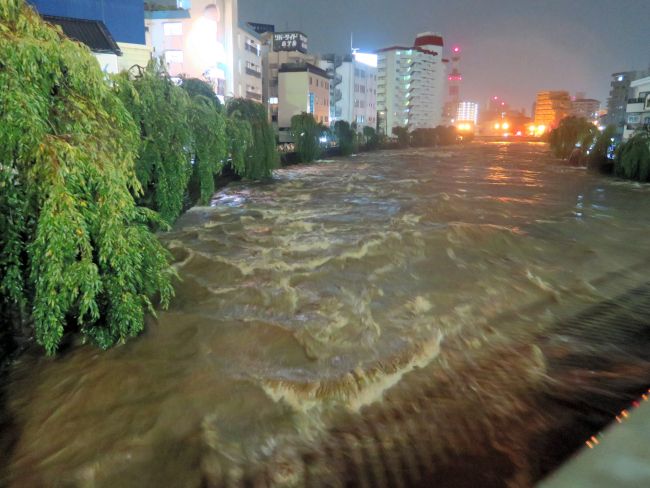 ＪＲ宇都宮駅近くの宮の橋のすぐ下を、激しく流れる田川＝１０日午前１時１１分、宇都宮市駅前通り２丁目  （12/44）ー鬼怒川決壊、関東各地で豪雨被害：朝日新聞デジタル