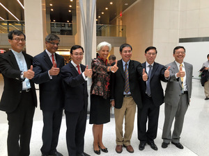 「© 朝日新聞 ＩＭＦの中国出身の幹部らと記念撮影に応じるラガルド専務理事（中央）＝９月３０日、…」の画像検索結果