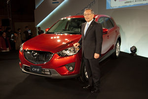 写真：マツダの山内孝社長とＣＸ－５
