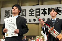写真：金賞を受賞した千葉県柏市立柏高の生徒たち＝３１日午後、東京都杉並区の普門館、古川透撮影