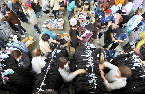 写真：震災１００日を前に開かれたバザーには、喪服を求めて大勢の被災者らが訪れた＝１７日午前、宮城県石巻市、諫山卓弥撮影