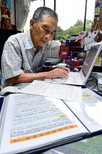 写真：メモを見ながら「神山友愛の里通信」に掲載する原稿をパソコンで打つ大友章生さん＝福島県南相馬市鹿島区北屋形、小川智撮影