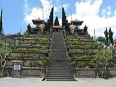 バリ島の観光スポット、ブサキ寺院の正面