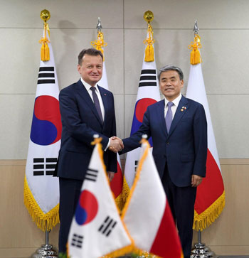 ポーランドが韓国製兵器導入へ　戦車・自走砲などの契約締結