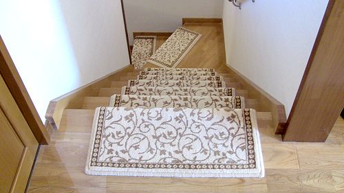玄関先を華やかに飾るモンゴルウール階段用カーペット カーテン購入虎の巻 通販で失敗しないカーテン選びとは