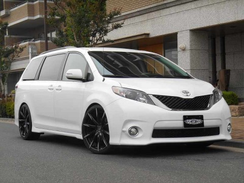 シエナにテインの車高調を取り付け アメ車