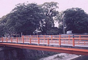 西除川から神社を望む