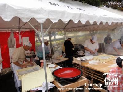 そば打ち名人がテントで蕎麦切ります