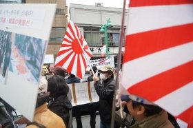 旭日旗は日本の「反韓デモ」などでも使われることがある（3月31日撮影）