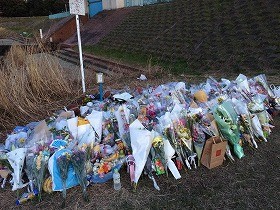 現場には多くの人が上村さんを弔いに訪れている（2月28日撮影）