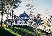 白樺林に囲まれたお洒落な洋館