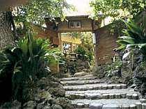 外門をくぐり石階段を上ると庭園の入り口、中門が迎える