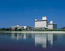 日本の名水百選にも選ばれる長良川に面したホテル