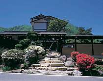 奥飛騨-新平湯温泉の高台。素朴な自然と木々に囲まれた、とてもとても静かな場所の宿です。
