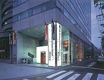 夜は、光柱のエントランスが目印です☆