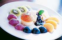 季節のフルーツを使ったデザートも美味