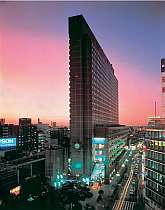 新宿の中心地、歌舞伎町に建つ２５階建てのホテル