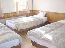 シンプルな寝室（トリプルルーム）