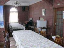 ホール　（4人テーブル4つ、イス20本、冷凍冷蔵庫、電子ピアノ、テレビ）