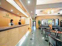 １Ｆ　フロントとロビーにあるコミニティーＦＭ「ラヂオもりおか」のスタジオ