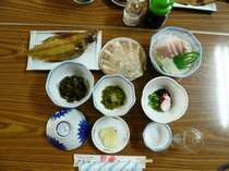 朝・夕定食付き。追加料理は予約時に承ります。