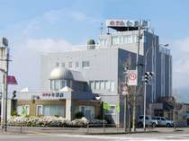 函館の玄関にあたる交通の要所に位置。徒歩１分にコンビニあり。