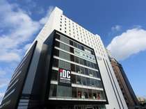 仙台駅よりペデストリアンデッキを渡り徒歩3分。大変便利な立地にオープン!