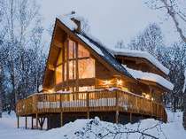 雪に覆われる冬の別荘「シラカバ」