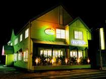 ライトアップされた夜の外観