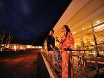 色浴衣を着て、中庭を散歩。八幡平の星空とカクテルに二人の願いを込めて
