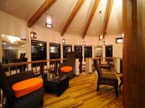 温かな照明に照らされたラウンジではフリードリンクのサービスも有り