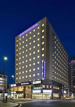 【外観】夜は「ダイワロイネットホテル」の文字がラベンダー色に点灯します♪