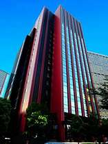 赤と黒のモダンな高層ビルの上層階にあるホテルです。